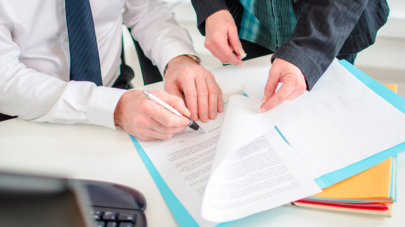 Quais garantias posso exigir em contratos para evitar inadimplência?