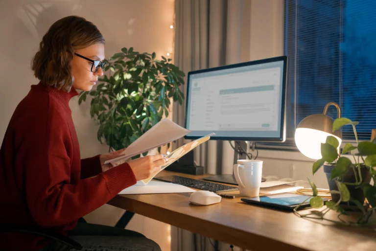 Mulher analisando documentos para evitar autuações em fiscalização trabalhista.