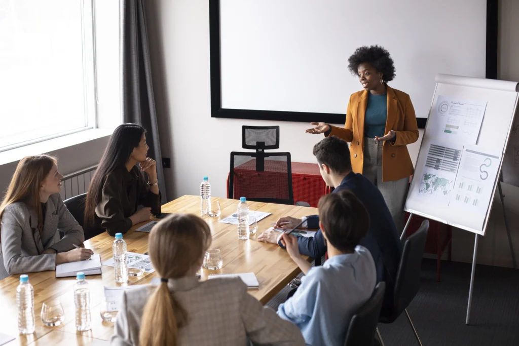 Treinamento corporativo sobre gestão de riscos psicossociais e implementação da NR-01 em ambiente empresarial.