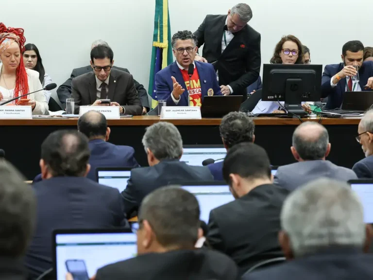 Parlamentares participam de reunião da Comissão Especial da Câmara dos Deputados sobre a PEC da escala 6x1, em Brasília.