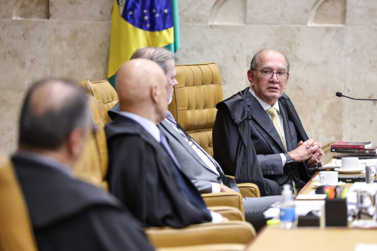 STF e processos sobre pejotização: ministro Gilmar Mendes está sentado à direita, ao lado de outros ministros, durante sessão plenária do Supremo Tribunal Federal.