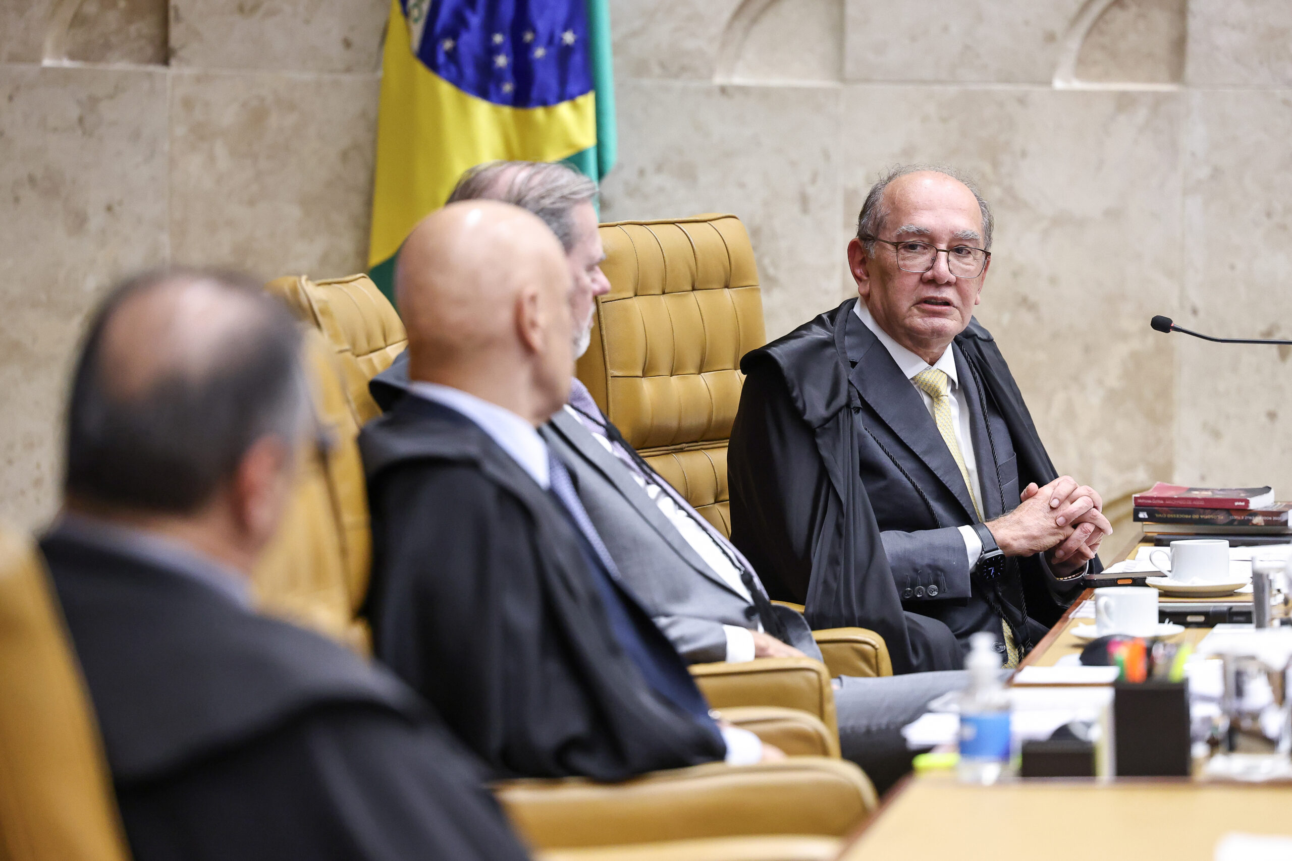 STF e processos sobre pejotização: ministro Gilmar Mendes está sentado à direita, ao lado de outros ministros, durante sessão plenária do Supremo Tribunal Federal.