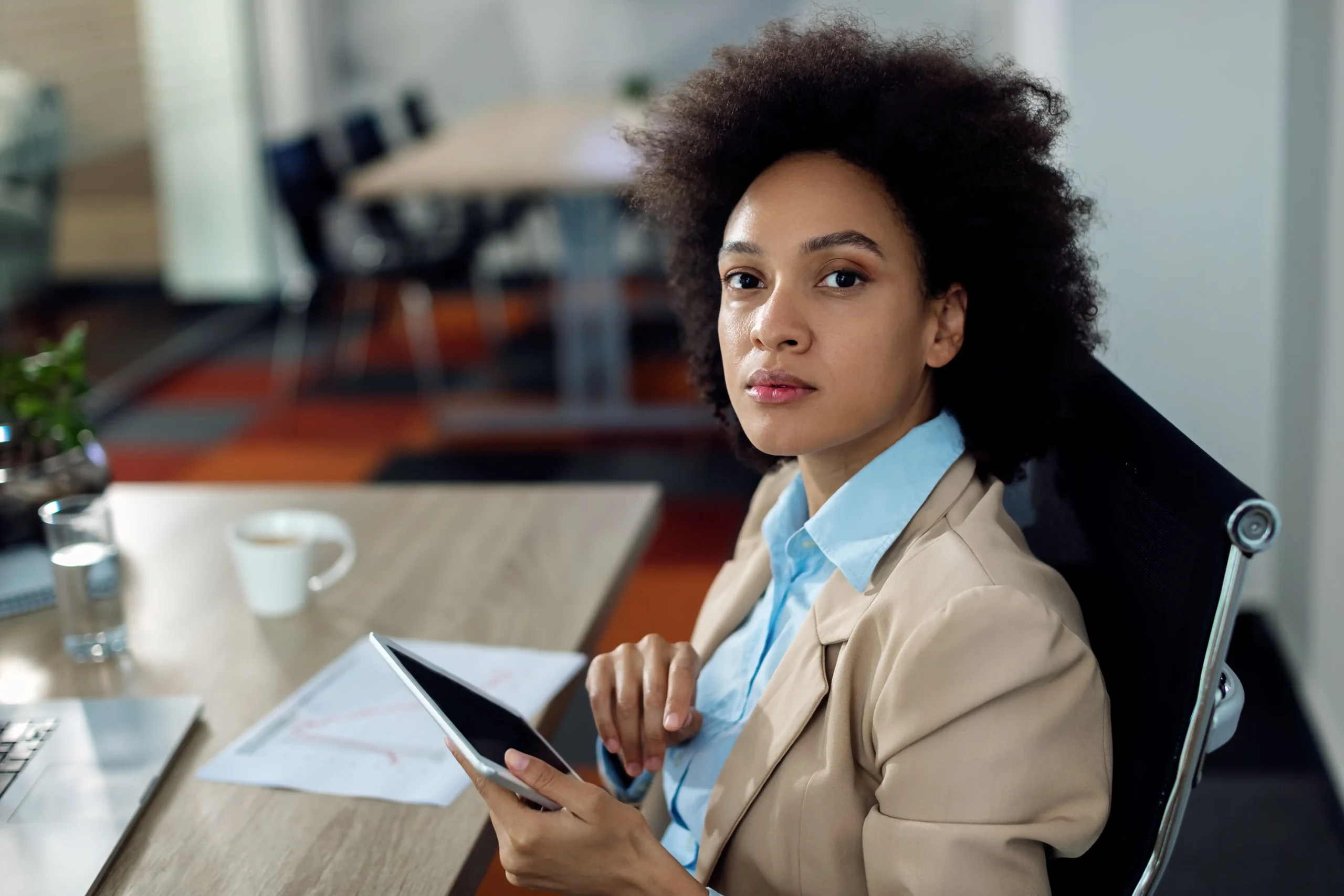 Mulher negra em ambiente corporativo representando o racismo no trabalho