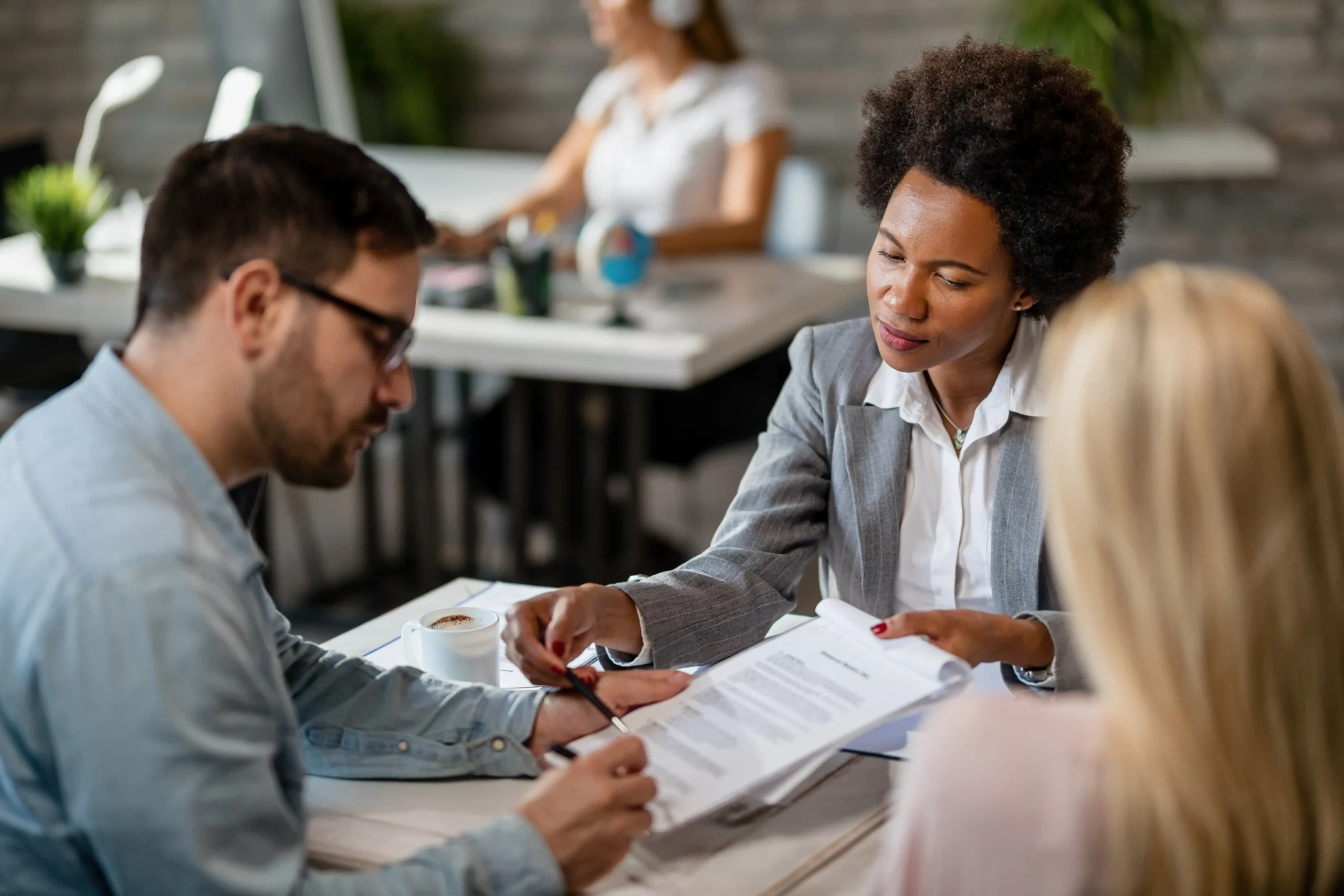 Profissionais analisando contrato PJ em reunião empresarial.