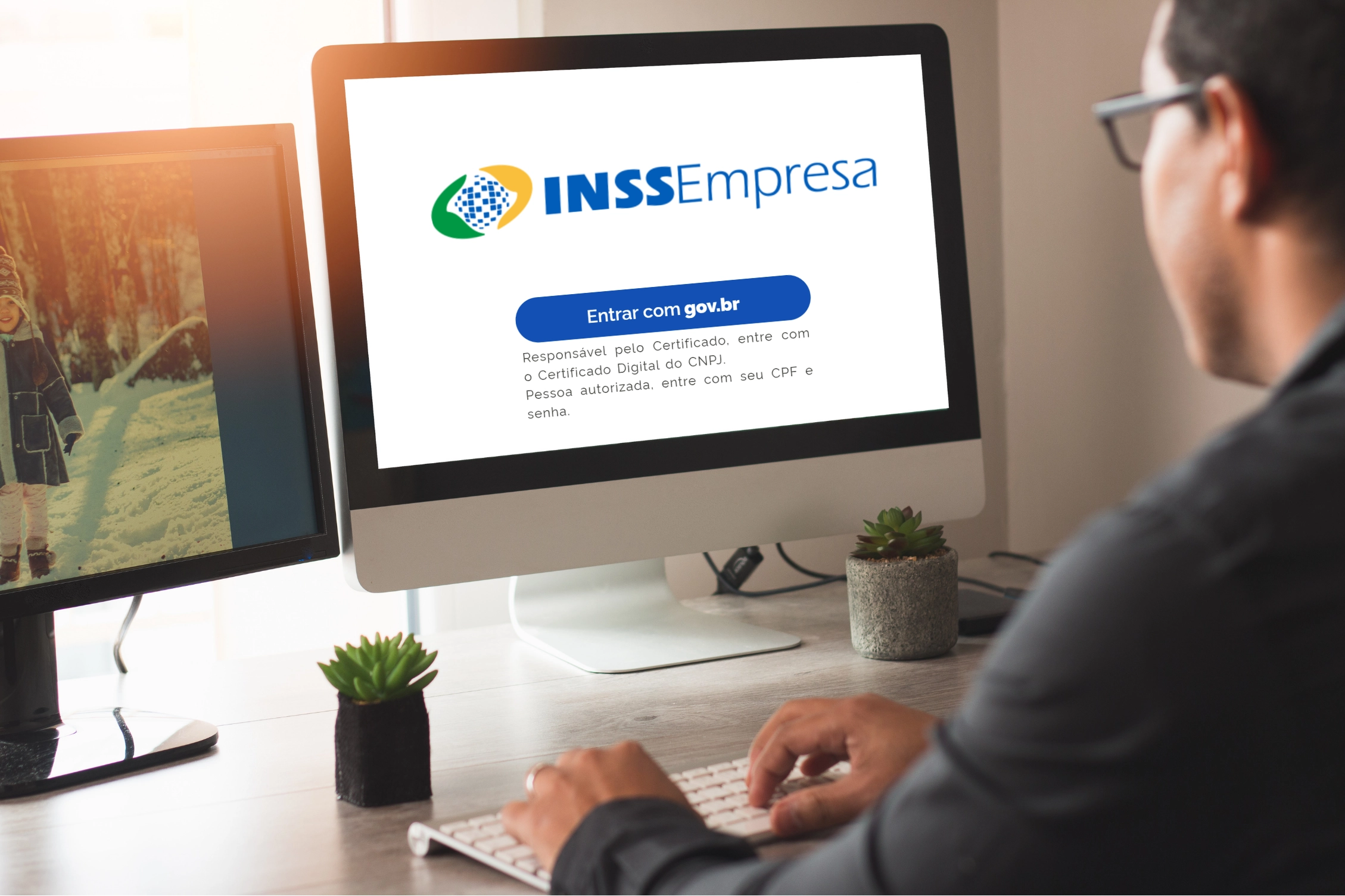 Homem acessando portal do INSS Empresas