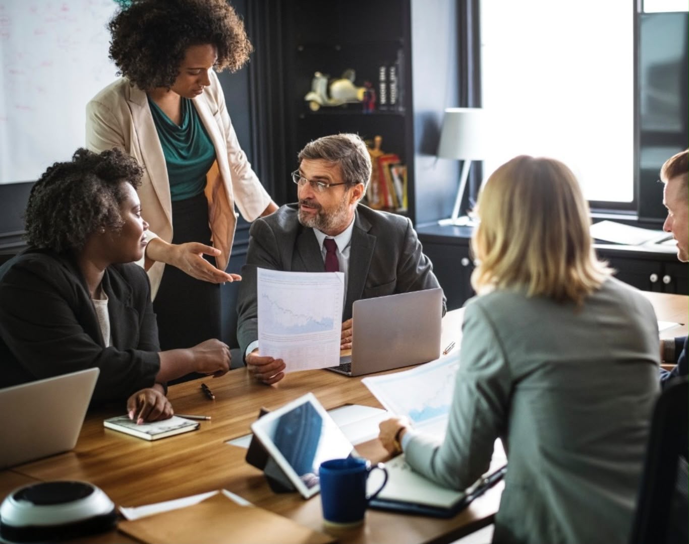 Equipe analisa contrato de compra e venda da empresa