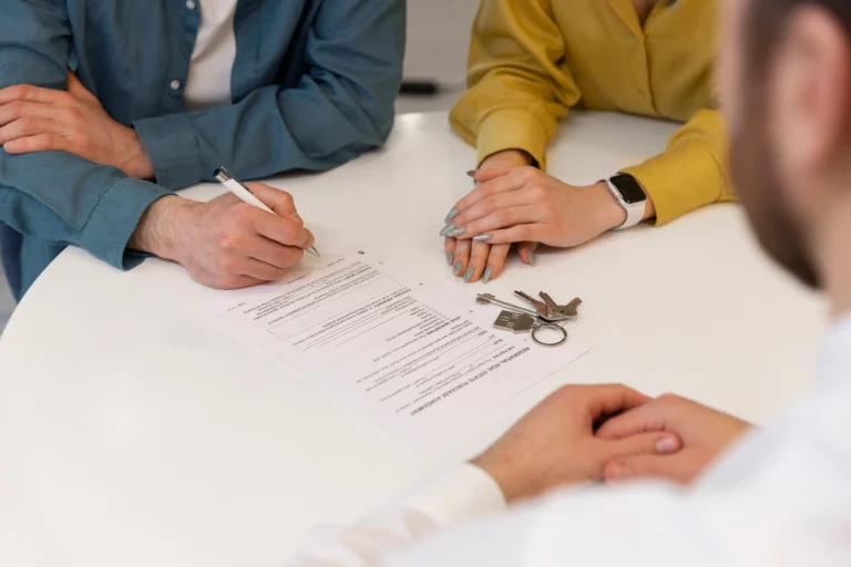 Assinatura de contrato de alienação fiduciária